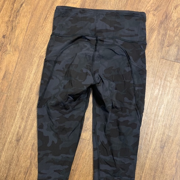 Lululemon Fast and Free Crop 19” size 4 Camo - Picture 2 of 4